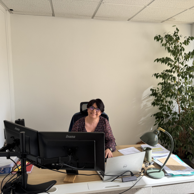 Une collaboratrice chalonnaise à son bureau